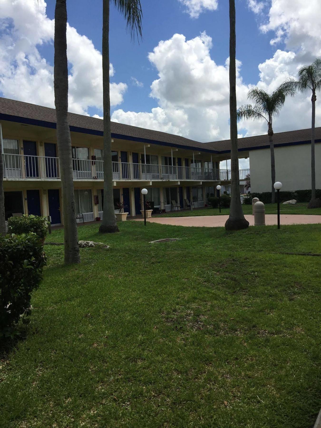 Rodeway Inn Sun City Center Exterior foto